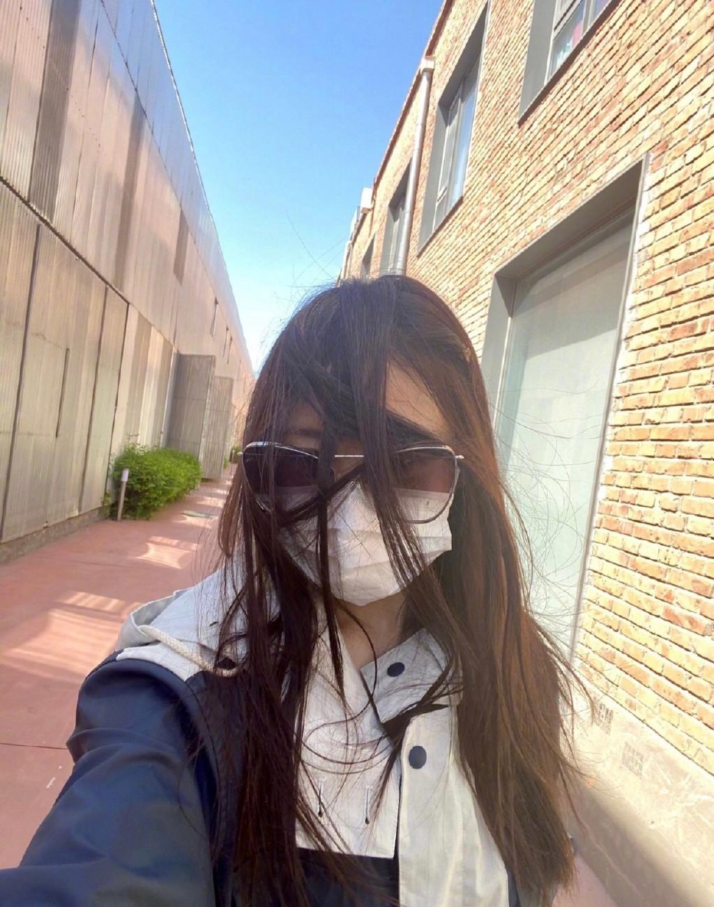 鹿晗最新发型，小巷深处的时尚探索