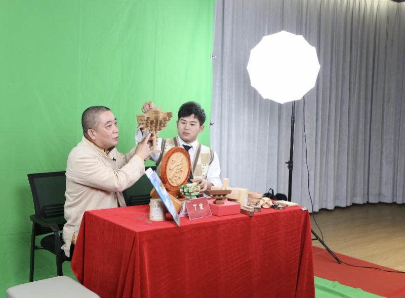 星光大道新主持人揭晓,探寻小巷独特小店之旅