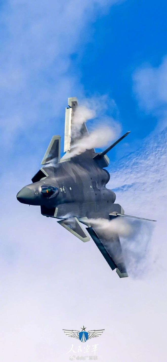 中国最新战斗机翱翔蓝天,成就感的源泉与自信展现
