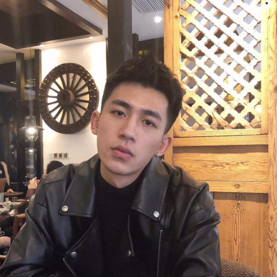 男士最新流行发型概览与趋势分析