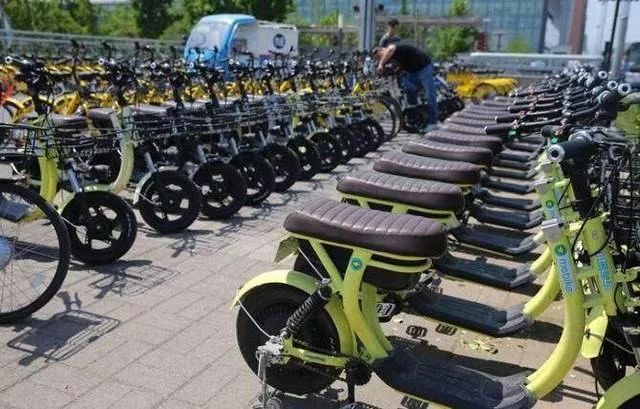 绿源电动车最新款,小巷中的探索之旅