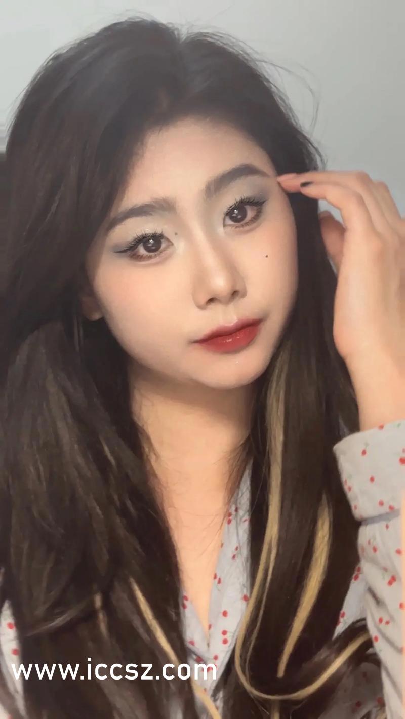 小巷深处的独特邂逅,最新性感美女欣赏